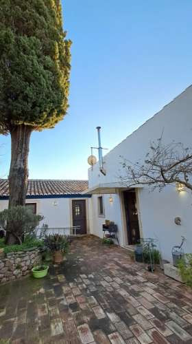 Moradia Renovada no Campo com Vistas Desafogadas - Terreno Urbano com Potencial de Expansão
