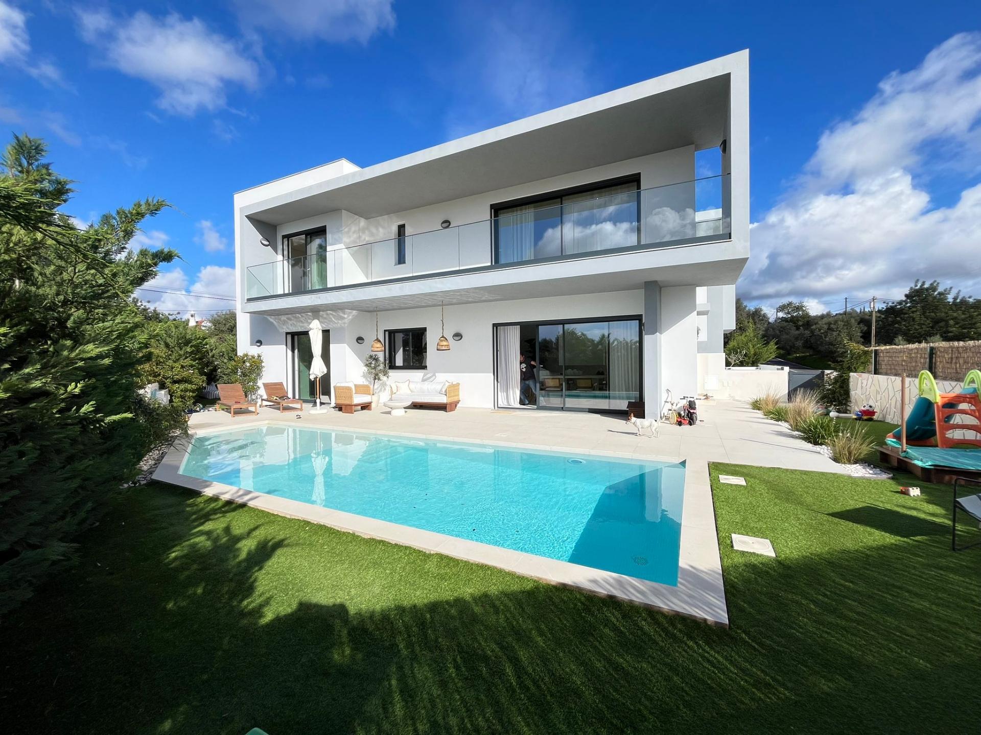 Moradia V4 com piscina e garagem perto Santa Barbra de Nexe