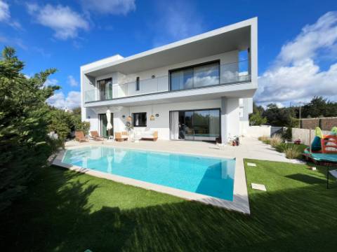 Moradia V4 com piscina e garagem perto Santa Barbra de Nexe