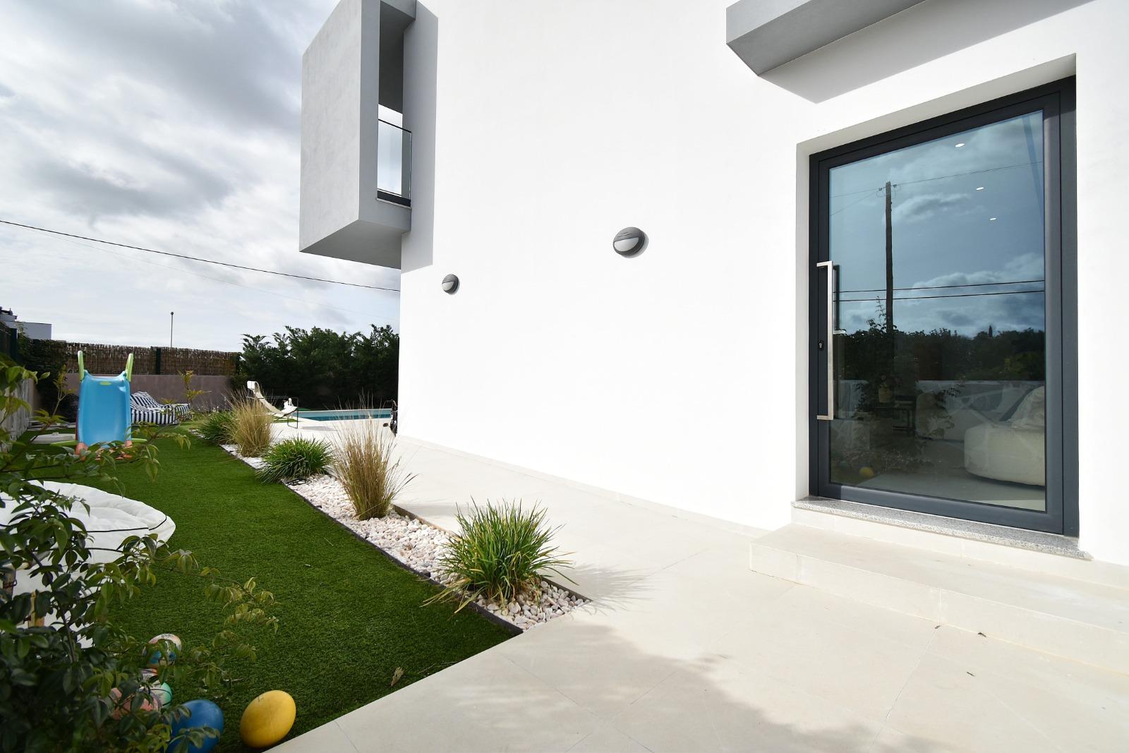 Moradia V4 com piscina e garagem perto Santa Barbra de Nexe