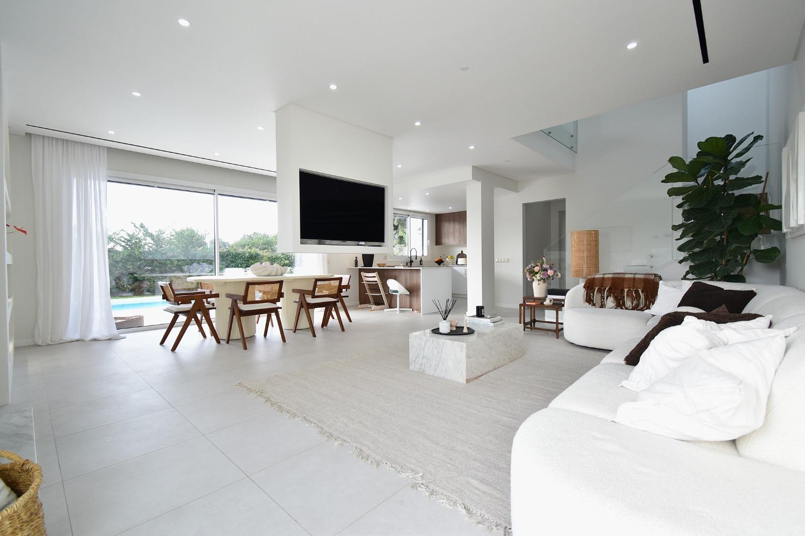 Moradia V4 com piscina e garagem perto Santa Barbra de Nexe