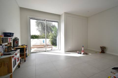 Moradia V4 com piscina e garagem perto Santa Barbra de Nexe