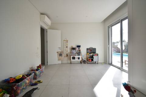 Moradia V4 com piscina e garagem perto Santa Barbra de Nexe