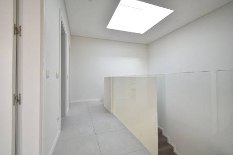 Moradia V4 com piscina e garagem perto Santa Barbra de Nexe