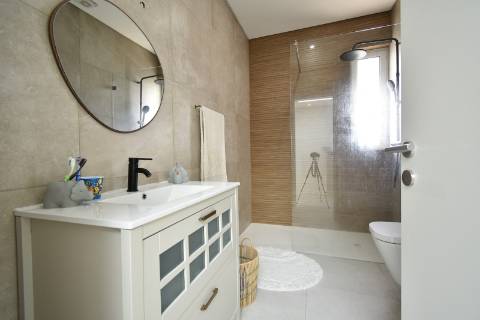 Moradia V4 com piscina e garagem perto Santa Barbra de Nexe