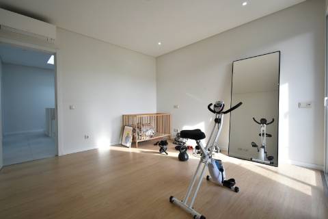 Moradia V4 com piscina e garagem perto Santa Barbra de Nexe