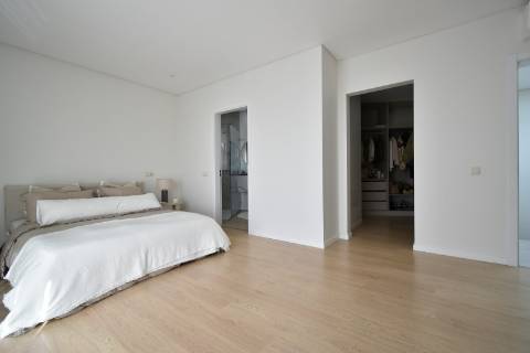 Moradia V4 com piscina e garagem perto Santa Barbra de Nexe