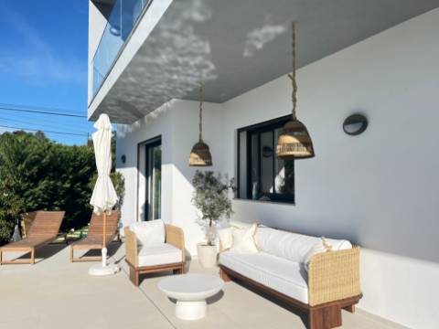 Moradia V4 com piscina e garagem perto Santa Barbra de Nexe