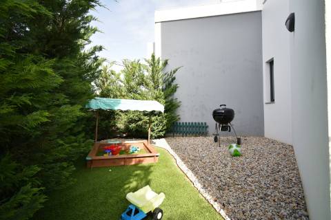 Moradia V4 com piscina e garagem perto Santa Barbra de Nexe