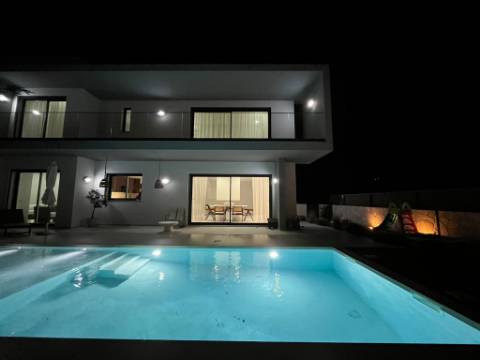 Moradia V4 com piscina e garagem perto Santa Barbra de Nexe