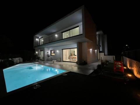 Moradia V4 com piscina e garagem perto Santa Barbra de Nexe