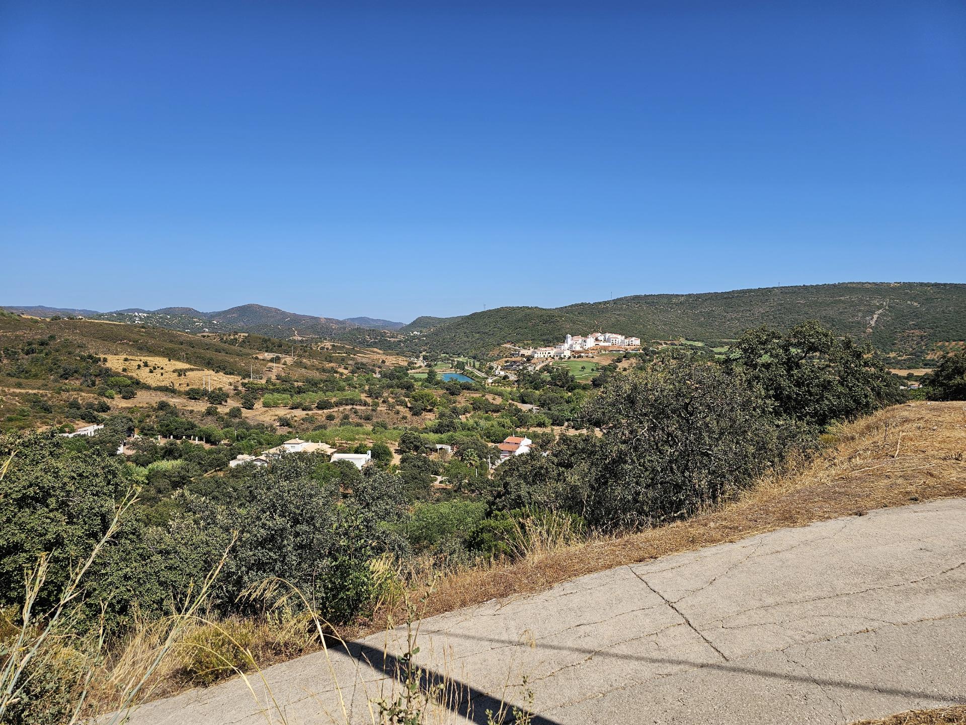 Terreno com projeto aprovado com vistas magnificas do campo de golfe da Quinta da Ombria