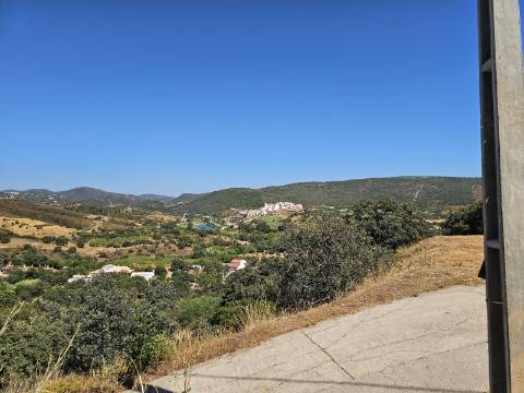 Terreno com projeto aprovado com vistas magnificas do campo de golfe da Quinta da Ombria