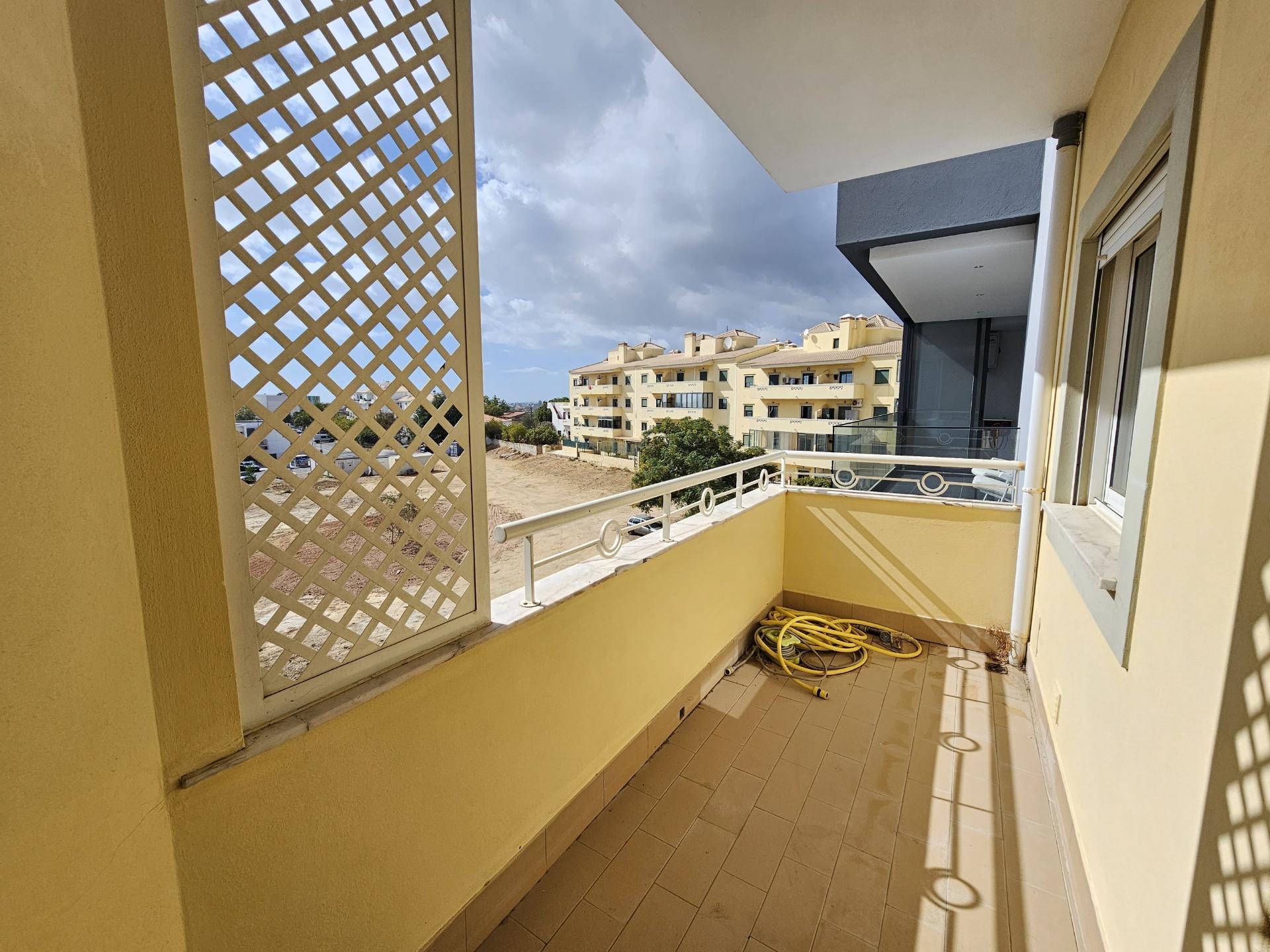 Apartamento t2 com garagem e arrecadação no centro de Almancil