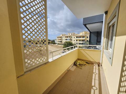 Apartamento t2 com garagem e arrecadação no centro de Almancil