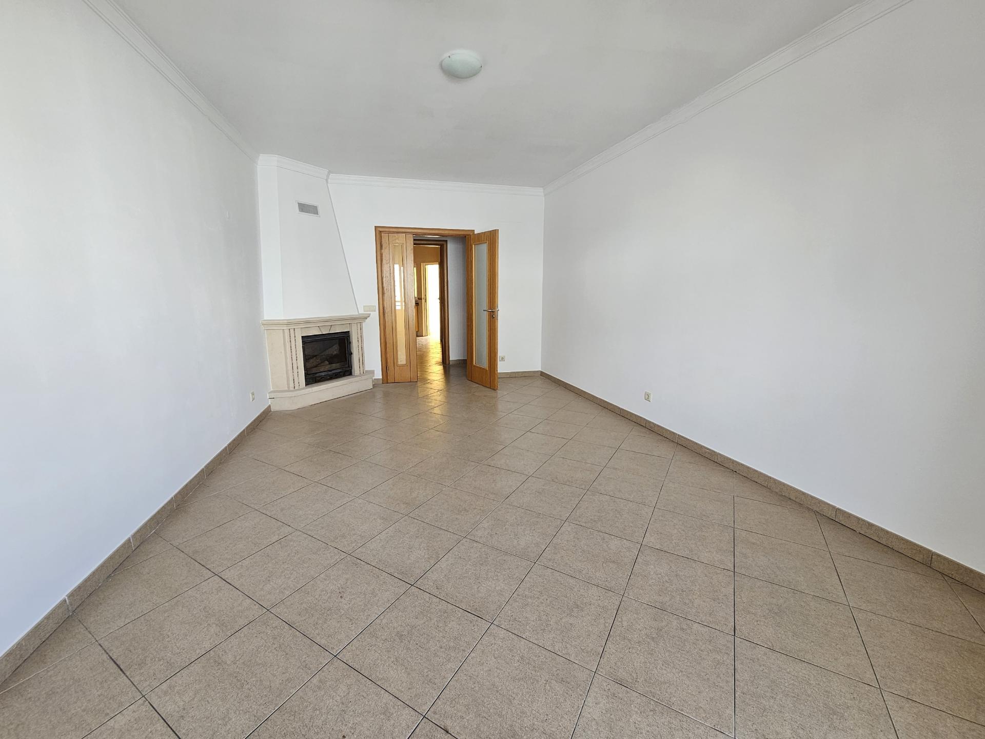 Apartamento t2 com garagem e arrecadação no centro de Almancil