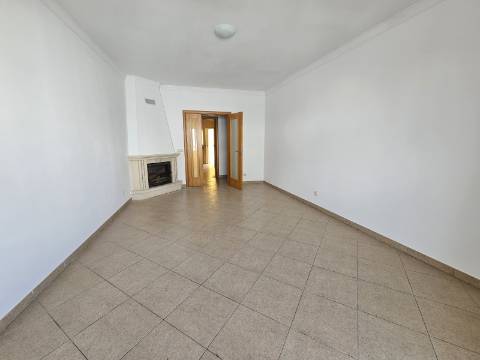 Apartamento t2 com garagem e arrecadação no centro de Almancil