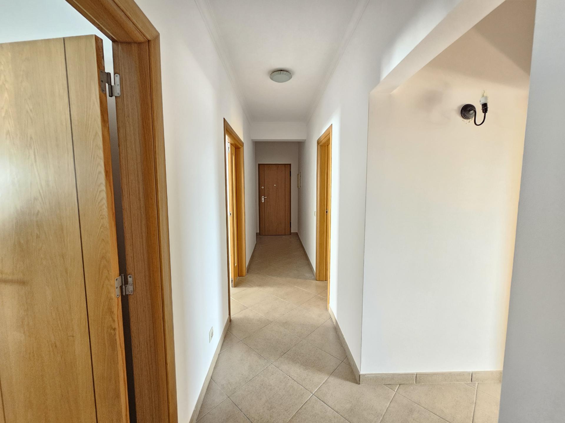 Apartamento t2 com garagem e arrecadação no centro de Almancil