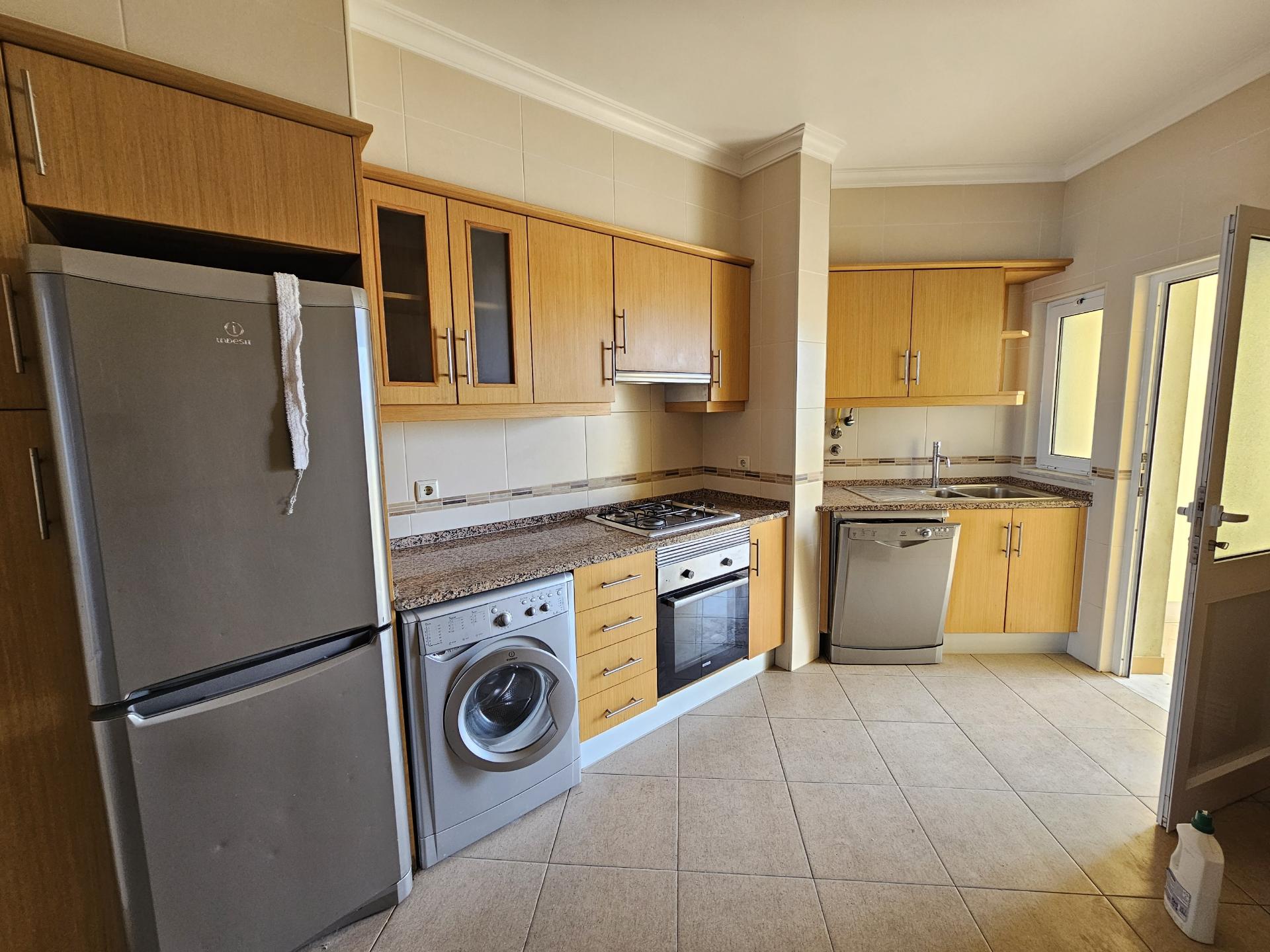 Apartamento t2 com garagem e arrecadação no centro de Almancil