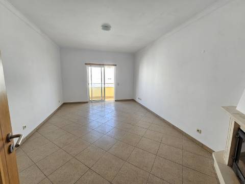 Apartamento t2 com garagem e arrecadação no centro de Almancil