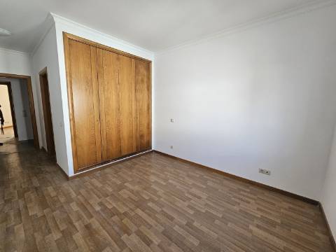 Apartamento t2 com garagem e arrecadação no centro de Almancil