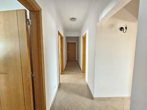 Apartamento t2 com garagem e arrecadação no centro de Almancil