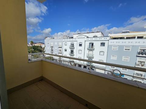 Apartamento t2 com garagem e arrecadação no centro de Almancil