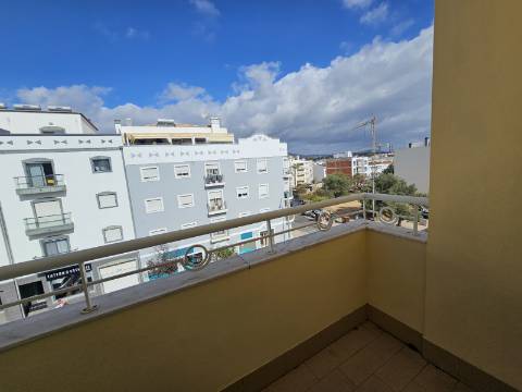 Apartamento t2 com garagem e arrecadação no centro de Almancil