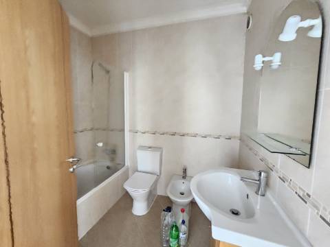 Apartamento t2 com garagem e arrecadação no centro de Almancil