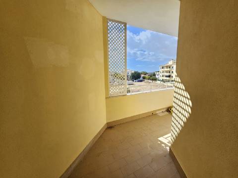 Apartamento t2 com garagem e arrecadação no centro de Almancil