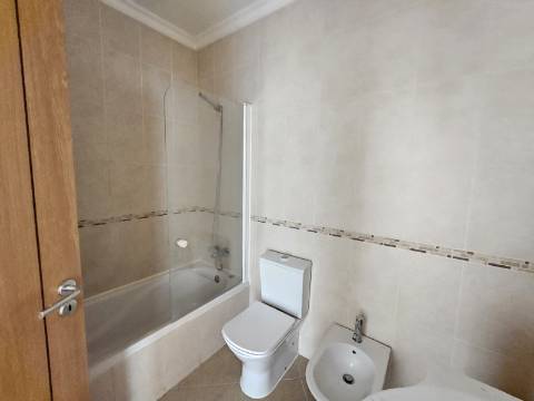 Apartamento t2 com garagem e arrecadação no centro de Almancil