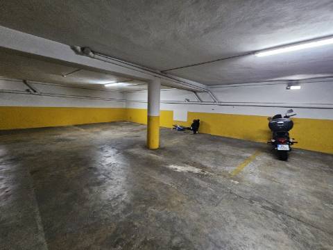 Apartamento t2 com garagem e arrecadação no centro de Almancil