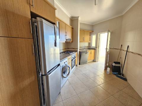 Apartamento t2 com garagem e arrecadação no centro de Almancil