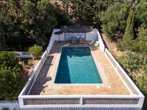 Linda moradia tipo Quinta renovada com 4 quartos e piscina