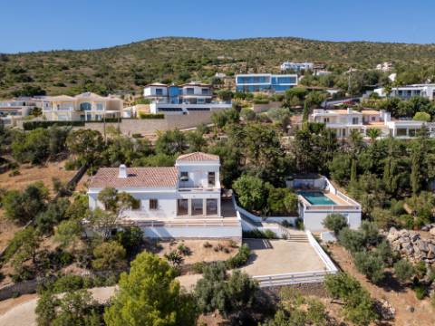 Linda moradia tipo Quinta renovada com 4 quartos e piscina