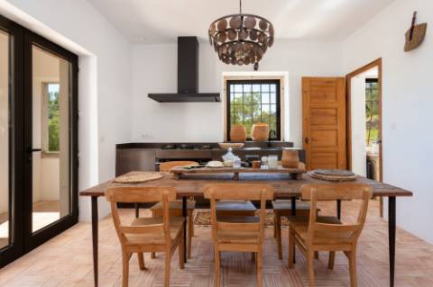 Linda moradia tipo Quinta renovada com 4 quartos e piscina