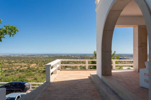 Linda moradia tipo Quinta renovada com 4 quartos e piscina