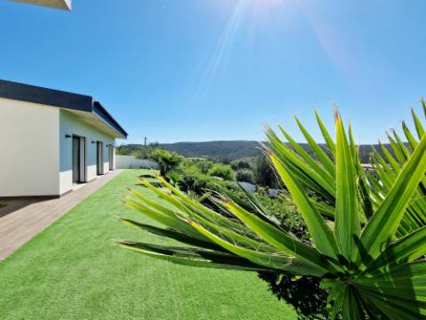Magnifica moradia V4 contemporânea situado a 10mn de Loulé numa posição dominante e com vistas espetaculares sobre o campo.