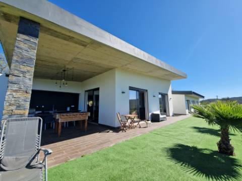 Magnifica moradia V4 contemporânea situado a 10mn de Loulé numa posição dominante e com vistas espetaculares sobre o campo.