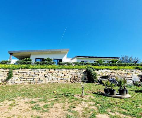 Magnifica moradia V4 contemporânea situado a 10mn de Loulé numa posição dominante e com vistas espetaculares sobre o campo.