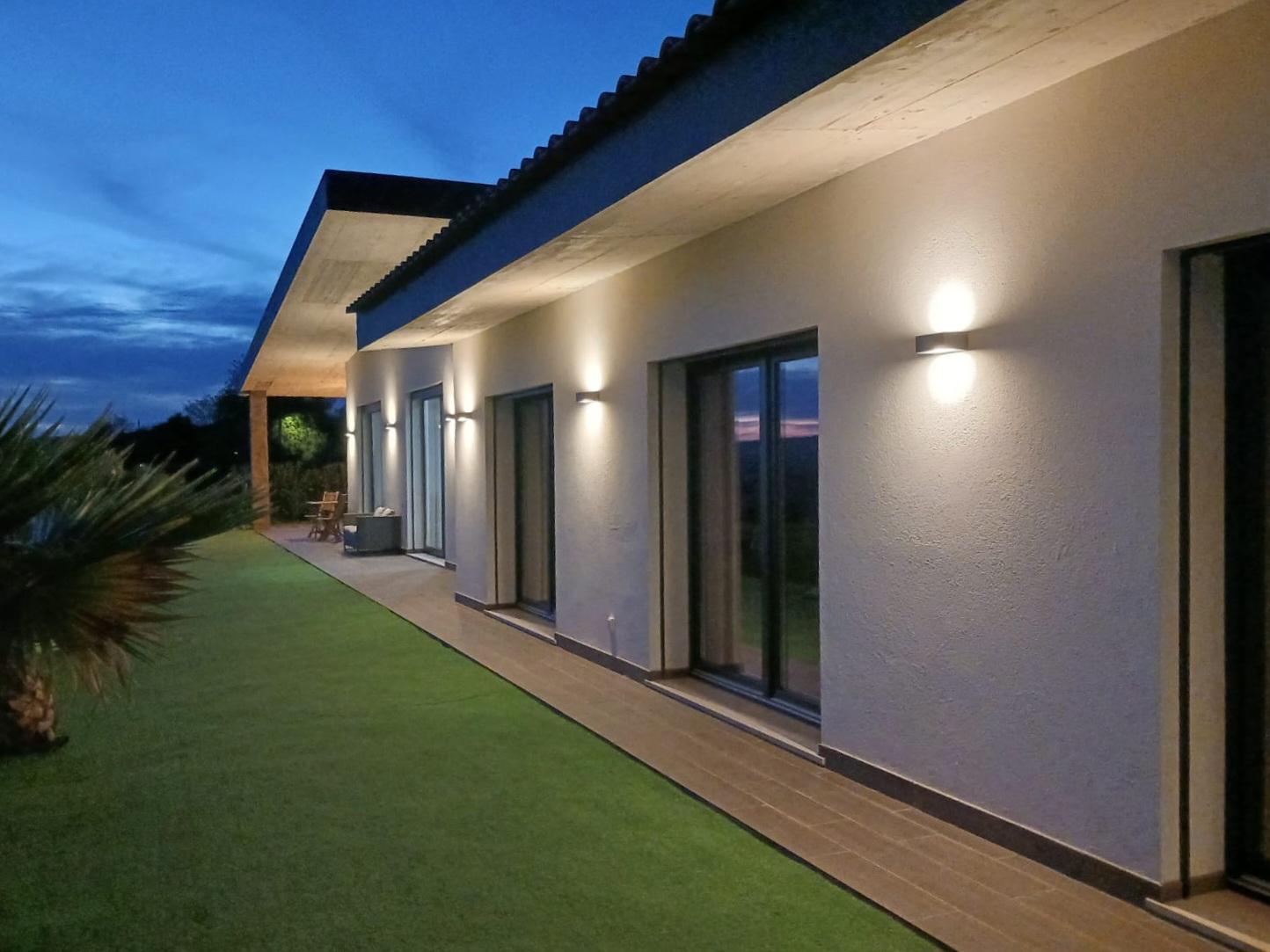 Magnifica moradia V4 contemporânea situado a 10mn de Loulé numa posição dominante e com vistas espetaculares sobre o campo.