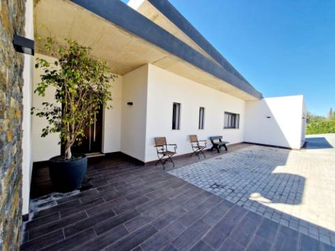 Magnifica moradia V4 contemporânea situado a 10mn de Loulé numa posição dominante e com vistas espetaculares sobre o campo.