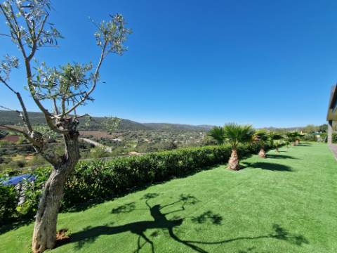 Magnifica moradia V4 contemporânea situado a 10mn de Loulé numa posição dominante e com vistas espetaculares sobre o campo.