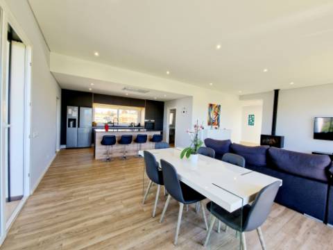 Magnifica moradia V4 contemporânea situado a 10mn de Loulé numa posição dominante e com vistas espetaculares sobre o campo.