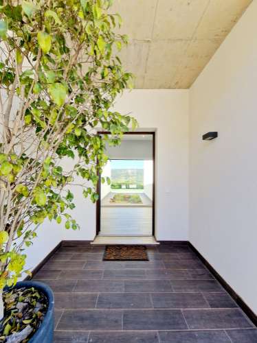 Magnifica moradia V4 contemporânea situado a 10mn de Loulé numa posição dominante e com vistas espetaculares sobre o campo.