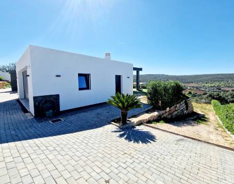 Magnifica moradia V4 contemporânea situado a 10mn de Loulé numa posição dominante e com vistas espetaculares sobre o campo.