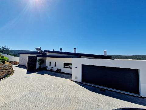 Magnifica moradia V4 contemporânea situado a 10mn de Loulé numa posição dominante e com vistas espetaculares sobre o campo.