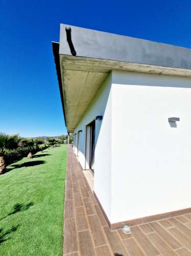 Magnifica moradia V4 contemporânea situado a 10mn de Loulé numa posição dominante e com vistas espetaculares sobre o campo.