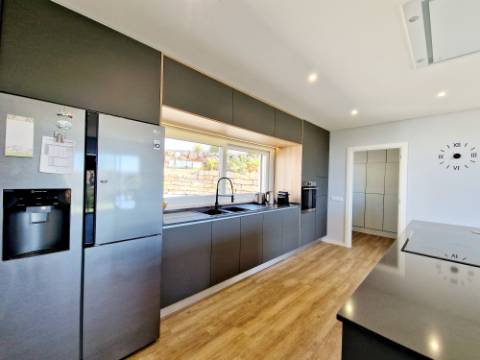 Magnifica moradia V4 contemporânea situado a 10mn de Loulé numa posição dominante e com vistas espetaculares sobre o campo.