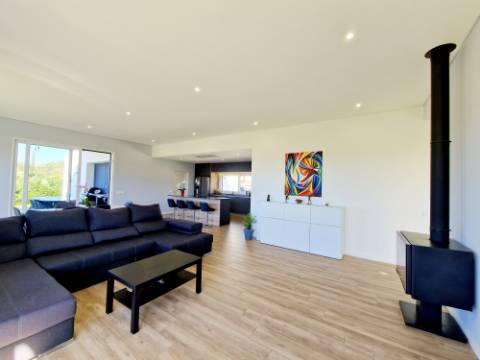 Magnifica moradia V4 contemporânea situado a 10mn de Loulé numa posição dominante e com vistas espetaculares sobre o campo.